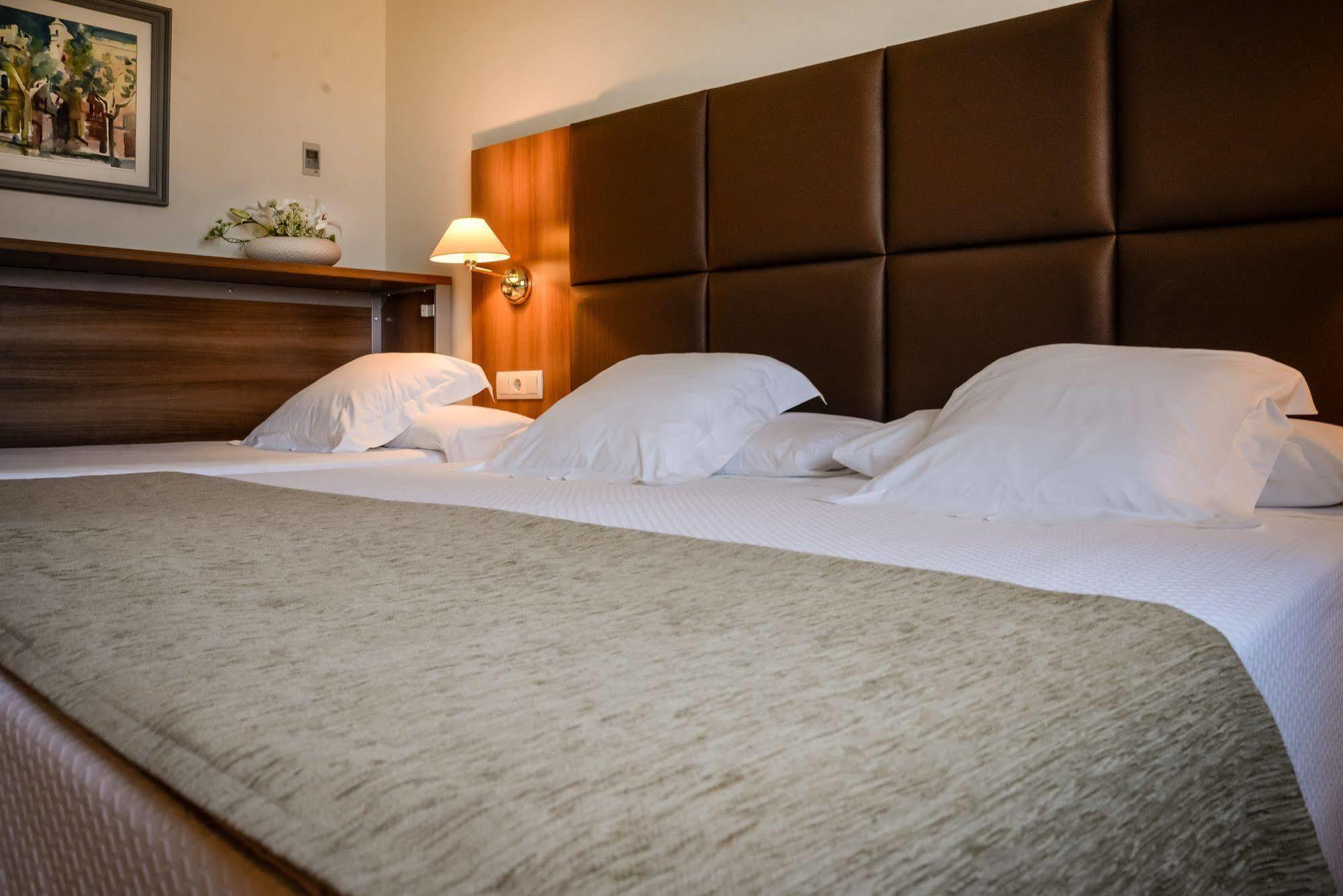 Hotel Pirineos Figueres By Pierre & Vacances Esterno foto